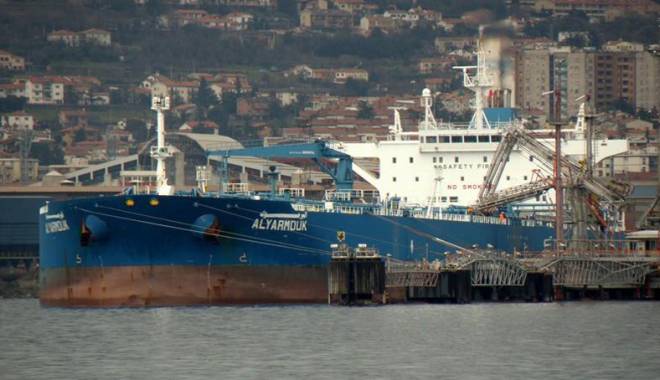 Poluare cu 4.500 tone de petrol, în urma unei coliziuni navale - poluare-1420382675.jpg