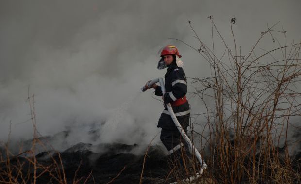 Incendiu lângă Taverna Sârbului - pomp-1332591925.jpg