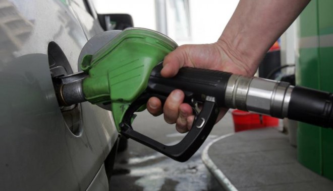 Scumpiri peste scumpiri. Rompetrol a majorat prețul benzinei cu 5 bani - pompabenzina-1344426070.jpg