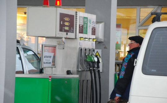 Cu cât cresc prețurile la carburanți, de la 1 ianuarie 2024. Guvernul majorează accizele în mai multe etape - pompabenzina538x332-1703862342.jpg