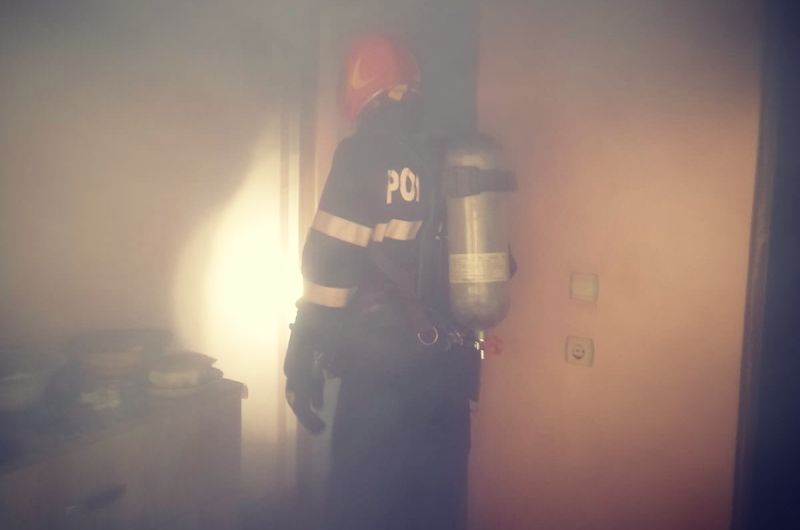 UPDATE S-a dat alarma la Năvodari! Iese fum gros dintr-un apartament - pompier-1-1734791922.jpg