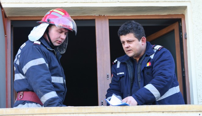 Pompierii sparg o ușă, pe strada Fragilor - pompier-1365580704.jpg