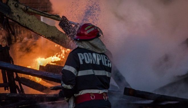 Județul Constanța: Incendiu la un depozit de mobilă din Eforie Sud - pompier-1640799603.jpg