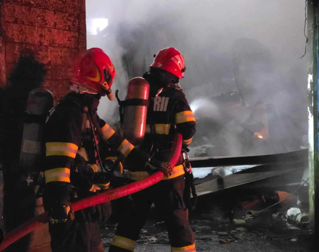 Un incendiu violent a izbucnit într-o garsonieră - pompieri--1772281539.webp
