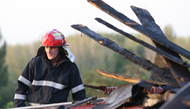 Incendiu la o casă din 23 August - pompieri-1321014846.jpg