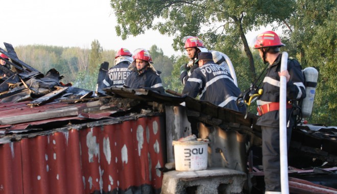 Fostul CAP din Corbu, distrus de incendiu - pompieri-1371128192.jpg