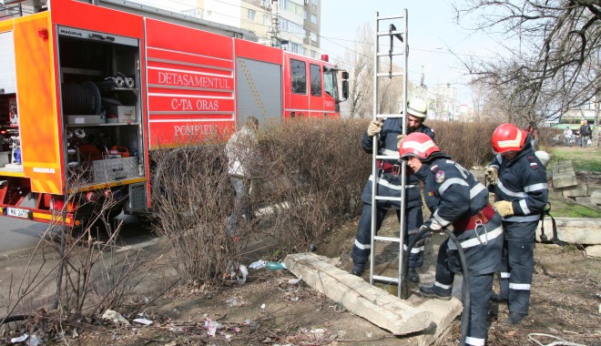 Moarte suspectă? Bărbat găsit decedat într-o canalizare din Constanța - pompieri-1397544810.jpg