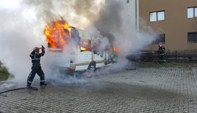 Momente de groază. Un microbuz a luat foc din senin - pompieri-1487867346.jpg