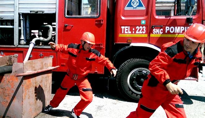 Tulcea: Autoutilitară cuprinsă de flăcări în trafic - pompieri-1631898157.jpg