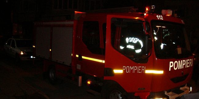 Două case și mai multe anexe, distruse într-un incendiu puternic - pompieri-1780128604.webp