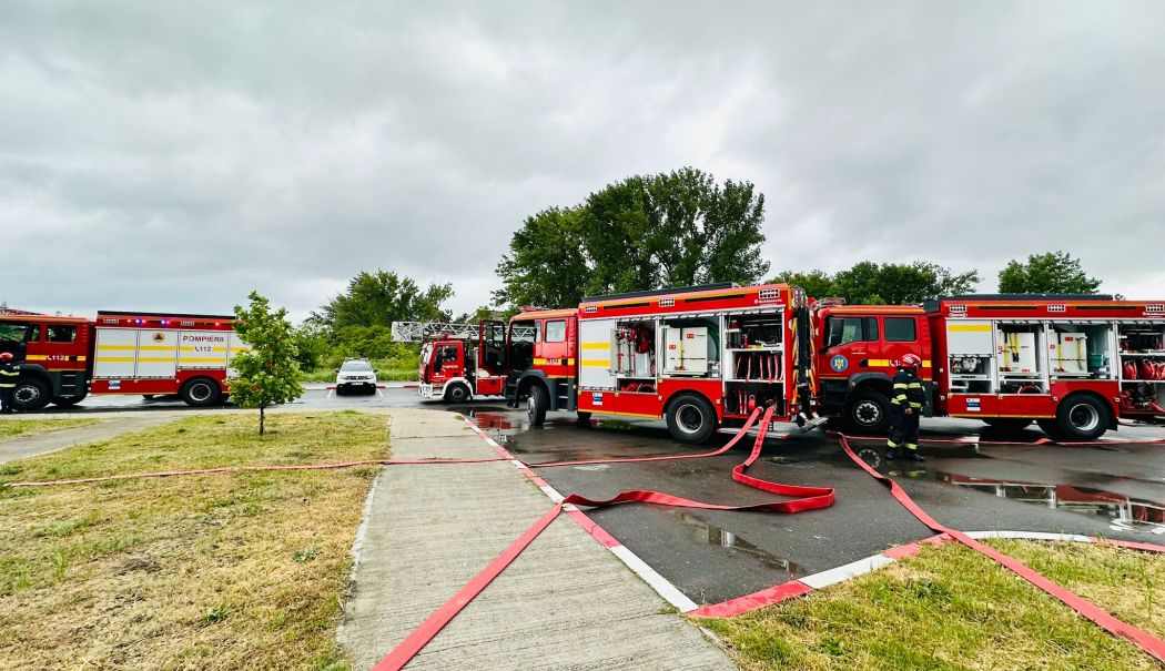 Incendiu pe strada Ștefan cel Mare! Un acoperiș a luat foc - pompieri-autospeciale-actiune-1727766297.jpg
