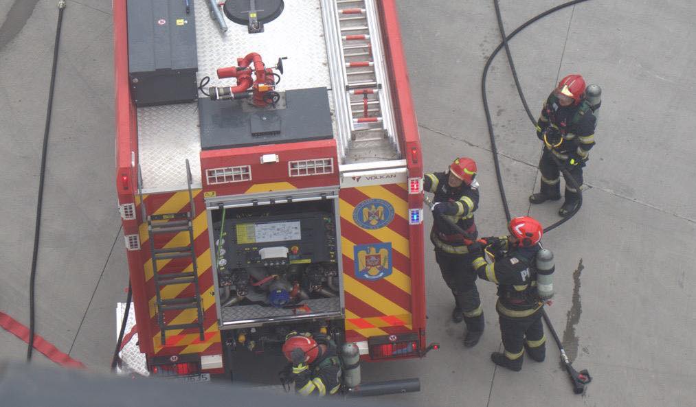 Incendiu pe strada Industrială. Mai multe anexe sunt cuprinse de flăcări - pompieri-de-sus-1726128089.jpg