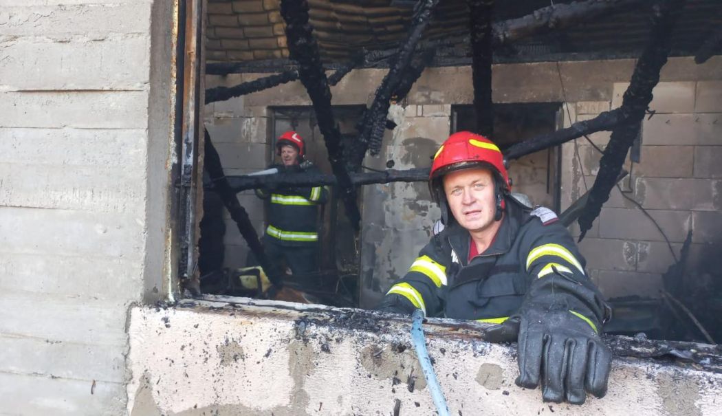 O casă din localitatea Agigea a fost cuprinsă de flăcări! Intervin patru mașini de stingere - pompieri-incendiu-domiciliu-1751454710.jpg