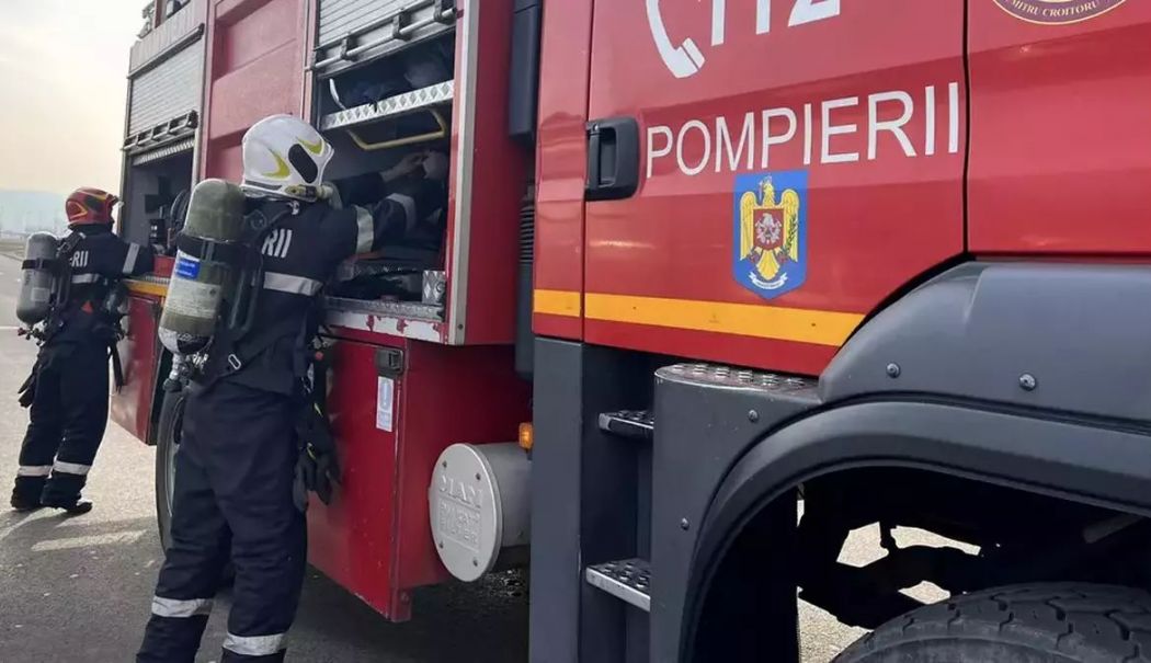 Incendiu de deșeuri menajere în Mangalia. Pompierii sunt pe drum - pompieri-la-autospeciala-1763282600.jpg