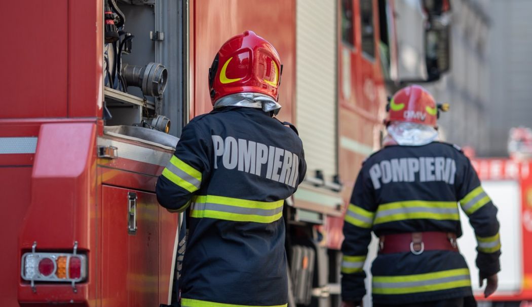 Incendiu la primul etaj al unui bloc din județul Constanța! Intervin mai multe autospeciale de stingere - pompieri-la-masina-1751187825.jpeg