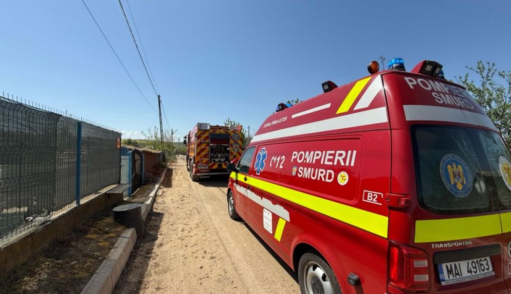 Alertă în Valu lui Traian. O casă a fost cuprinsă de flăcări - pompieri-pe-ulita-1762247350.jpg