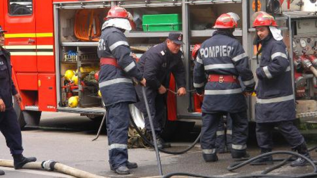 Un autocar cu 25 de pasageri a luat foc în trafic - pompieri07818900-1332681972.jpg