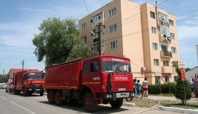 O macara s-a răsturnat la Mangalia - pompieri11-1337007553.jpg