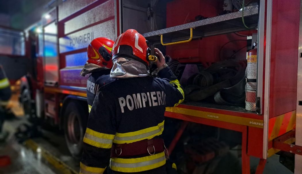 Alertă de incendiu în noaptea de Anul Nou. Petardele au aprins un garaj și fațada unei clinici private din Tomis 3 - pompieri11730920755-1735726421.jpg