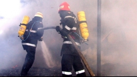 O cisternă plină cu benzină a luat foc într-o benzinărie - pompieri13065600-1314796848.jpg