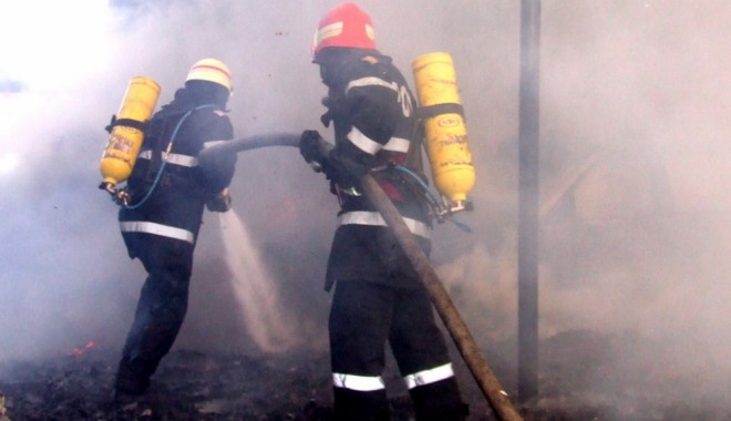 Incendiu violent la Constanța - pompieri1335719985-1355911170.jpg
