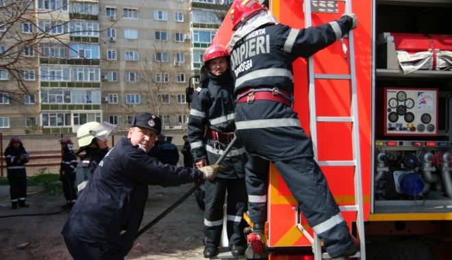 Un om a fost găsit mort într-o fântână din localitatea Horia! - pompieri1351675154-1354551340.jpg