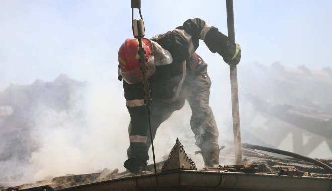 O lampă de gaz, cauza producerii unui incendiu la Cobadin - pompieri2-1327831810.jpg