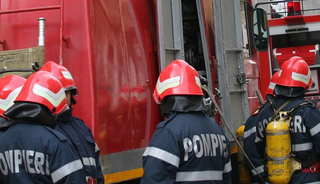 Alertă în staţiunea Mamaia. Arde o maşină lângă o clădire de apartamente - pompieri2-1638531034.jpg