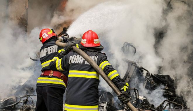 O femeie a fost salvată dintr-un incendiu de doi poliţişti care patrulau în zonă