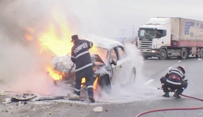 Mașină în flăcări după un accident. Șoferul de 23 de ani a adormit la volan - pompieriaurelvlaicu1468597142-1477834382.jpg