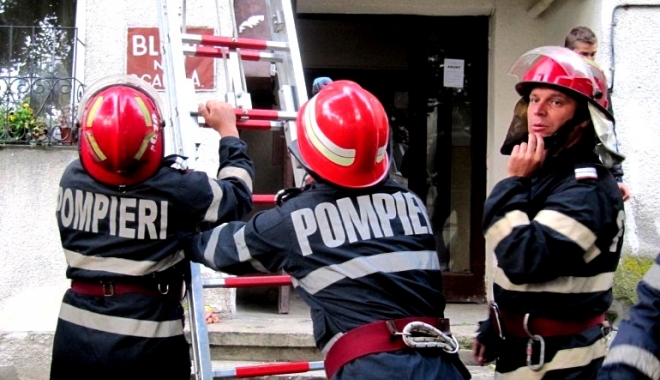 Evacuați de urgență, din cauza unor scăpări de gaze - pompieribloc01-1491723375.jpg