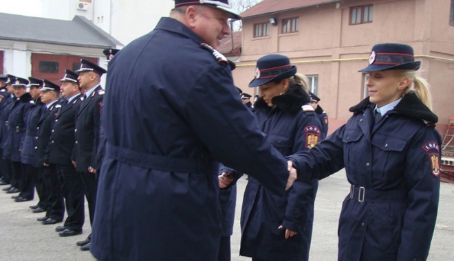 Pompieri constănțeni avansați în grad - pompiericonstanteniavansatiingra-1386099246.jpg