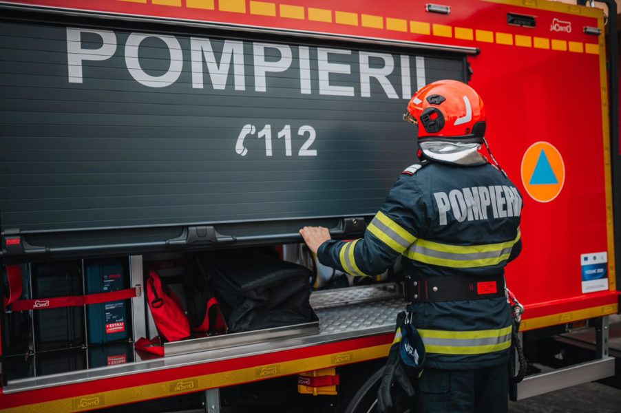 Alertă la 112! Un autoturism a căzut de pe peron, pe calea ferată - pompierie1732270836144-1746873900.jpg