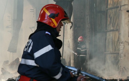 Magazie în flăcări la Palazu Mare - pompierien469-1312278924.jpg