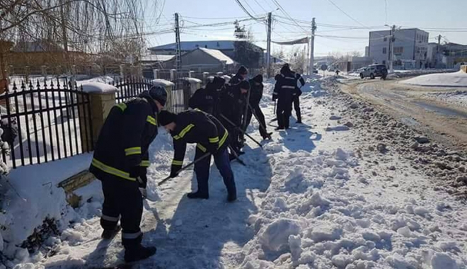 Pompierii și militarii au continuat deblocarea drumurilor  din Constanța - pompierii2-1484238540.jpg