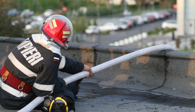 Suspiciuni de crimă în cazul femeii găsite carbonizate într-un apartament din Constanța - pompieriincendiuacoperisbloczona-1389618491.jpg