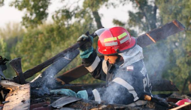 Pompierii constănțeni, întâlnire cu elevii din Contanța - pompieriincendiuacoperisbloczona-1423659255.jpg