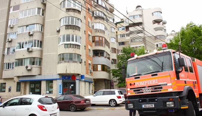 Un tânăr s-a baricadat în casă cu două butelii. Amenință că va sări în aer - pompieriincendiuapartament4-1452183486.jpg