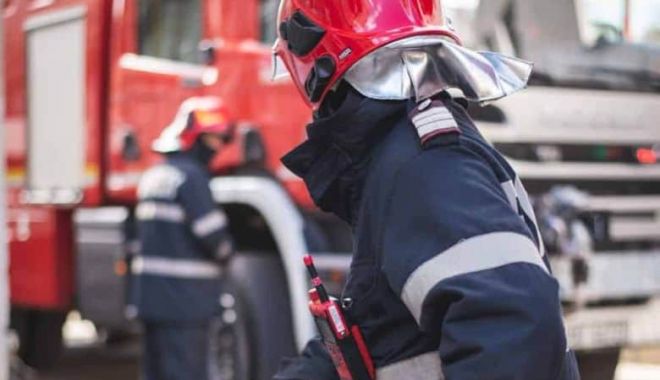 Copac căzut peste o mașină, la Constanța - pompieriincendiubunbun-1700310142.jpg