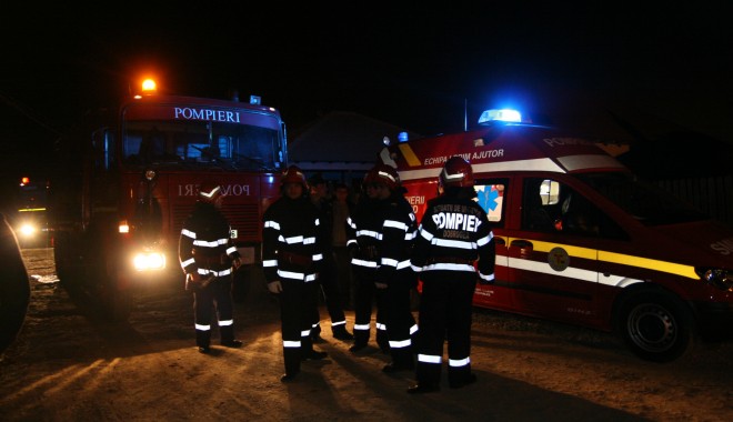 Incendiu în Dobromir Vale - pompieriincendiucasa16-1351790507.jpg