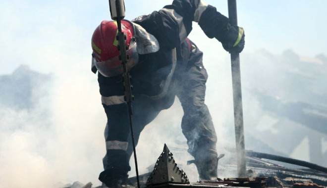 Flăcări la Biserica Penticostală din Mangalia - pompieriincendiucasaicbratianu7-1320946870.jpg