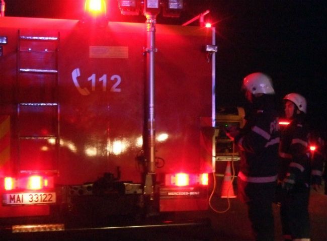 Foc izbucnit din senin sub capotă. Un bărbat a scăpat la limită din mașina în flăcări - pompieriincendiunoaptea-1772777852.webp