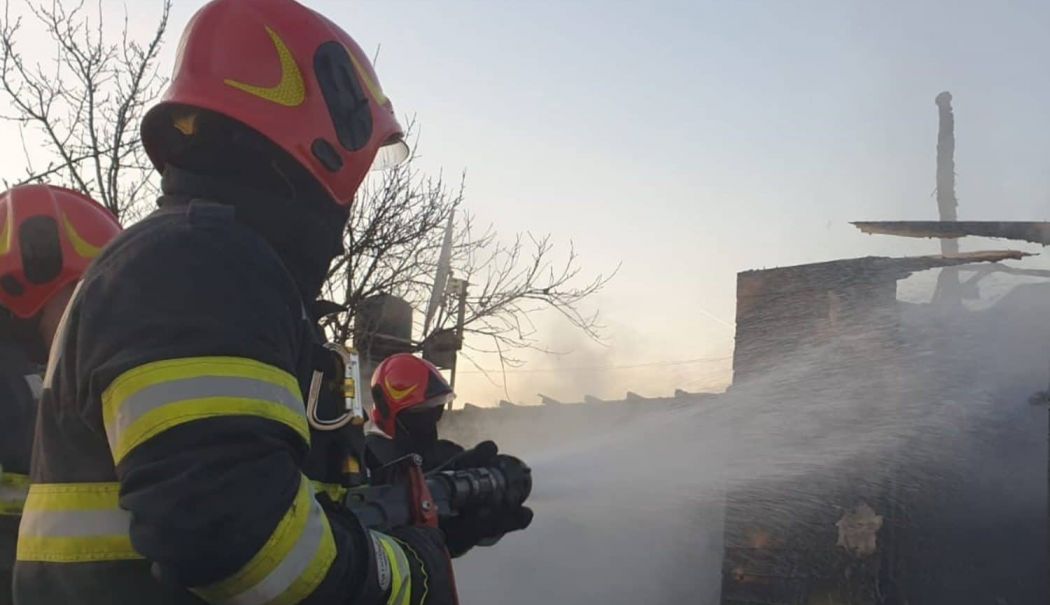 Incendiu la un garaj din Constanța. Pompierii intervin la fața locului - pompieriincendiusursafotoisue170-1762096418.jpg