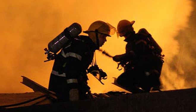 O autoutilitară a luat foc pe o stradă din Constanța - pompierinoaptea-1344672542.jpg