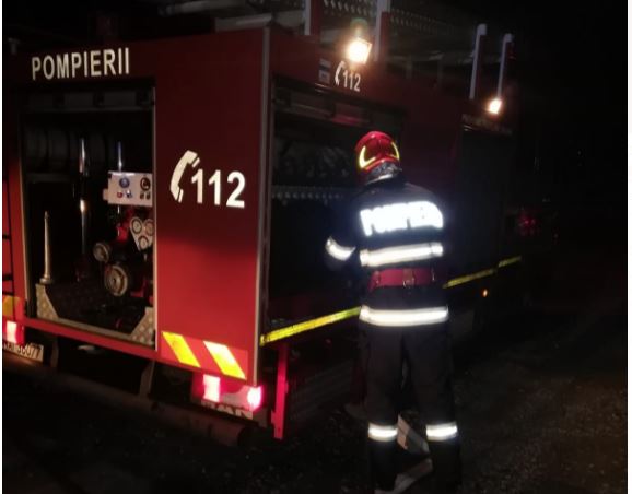 Alarmă de incendiu la o cabană. 14 oameni au scăpat la limită din calea flăcărilor - pompierinoaptea-1777881968.webp