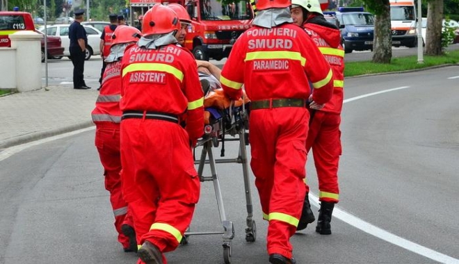 CLIPE DE GROAZĂ. Bărbat, scăpat cu viață ca prin minune, după ce a căzut de la etaj - pompieriparamedicismurdaccidentg-1496812488.jpg