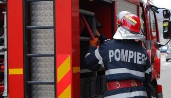 Apartament din Constanţa, cuprins de flăcări. Pompierii intervin cu trei autospeciale