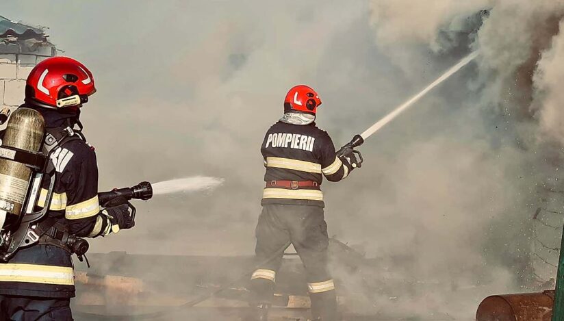 O casă a luat foc la Murfatlar. Intervin pompierii militari - pompieriprahova824x469-1765800983.webp