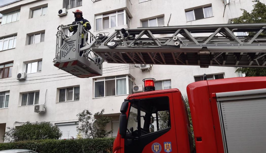 Explozie puternică într-un bloc de locuințe. Un bărbat de 75 de ani a ajuns la spital - pompierirandunica4-1743580196.jpg