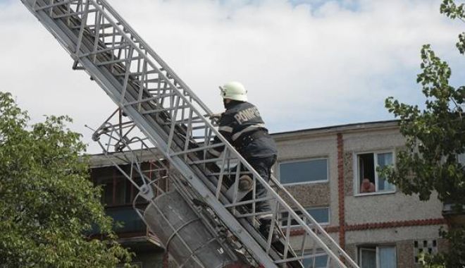 VIDEO / Copil în pericol de cădere de la înălțime. Pompierii intervin - pompieriscarabloc728x336-1518704897.jpg